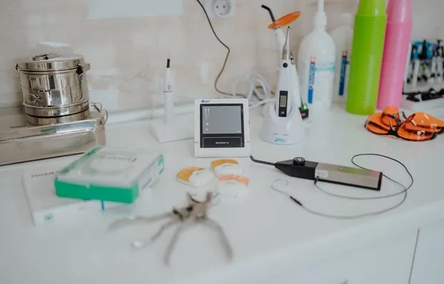 Stomatološki instrumenti na radnoj površini